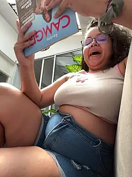 Snapshot of CurlyGirl_1 chatting on February 5, 5:31 pm CurlyGirl 1 online show from February 5, 5:31 pm