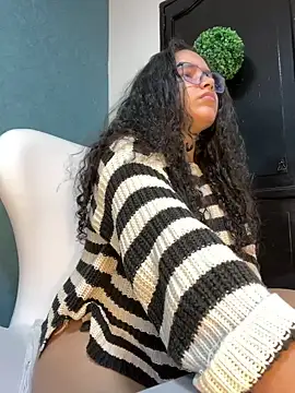 Snapshot of CurlyGirl_1 chatting on February 18, 11:33 am CurlyGirl 1 online show from February 18, 11:33 am