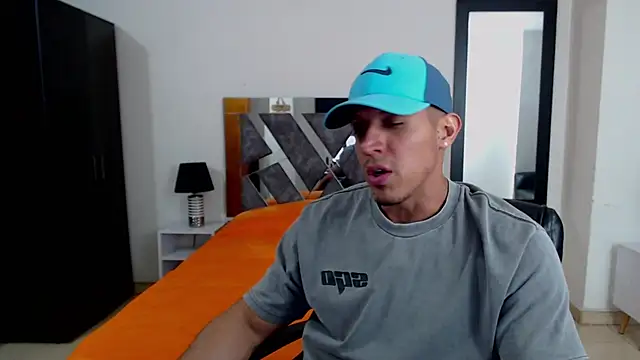 Snapshot of Frank_heaven01 chatting on December 5, 1:36 am Frank heaven01 online show from December 5, 1:36 am