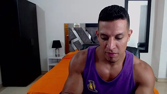 Snapshot of Frank_heaven01 chatting on December 11, 12:33 am Frank heaven01 online show from December 11, 12:33 am