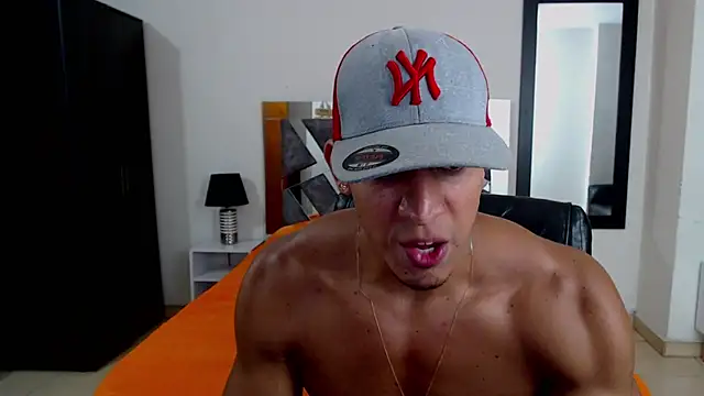 Snapshot of Frank_heaven01 chatting on January 22, 1:10 am Frank heaven01 online show from January 22, 1:10 am