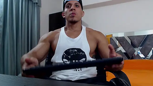 Snapshot of Frank_heaven01 chatting on January 30, 1:33 am Frank heaven01 online show from January 30, 1:33 am