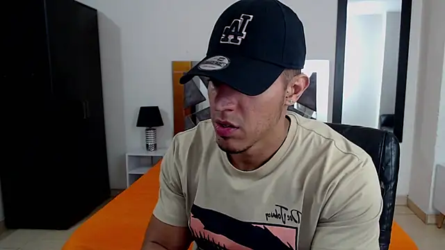 Snapshot of Frank_heaven01 chatting on February 2, 7:57 pm Frank heaven01 online show from February 2, 7:57 pm