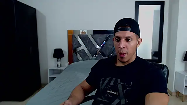 Snapshot of Frank_heaven01 chatting on February 15, 9:04 pm Frank heaven01 online show from February 15, 9:04 pm