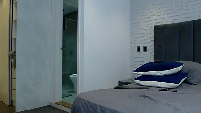 Snapshot of Frank_heaven01 chatting on February 21, 6:51 am Frank heaven01 online show from February 21, 6:51 am