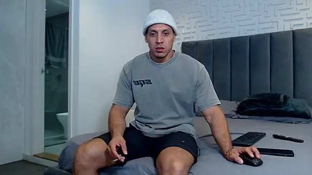 Snapshot of Frank_heaven01 chatting on February 23, 2:51 am Frank heaven01 online show from February 23, 2:51 am