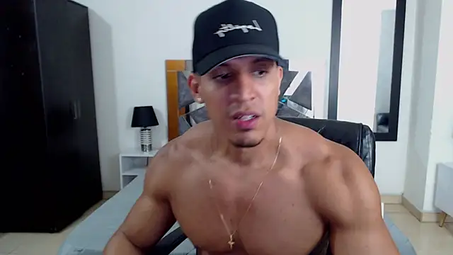 Snapshot of Frank_heaven01 chatting on March 1, 2:37 am Frank heaven01 online show from March 1, 2:37 am