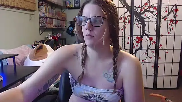 Sarahtineke online show from April 5, 1:58 am