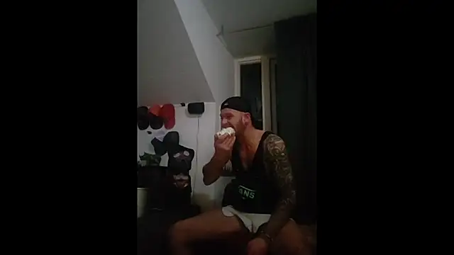 Snapshot of eltoulou chatting on January 26, 1:41 am eltoulou online show from January 26, 1:41 am