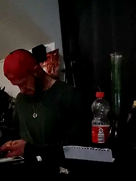 Snapshot of eltoulou chatting on February 18, 8:25 pm eltoulou online show from February 18, 8:25 pm