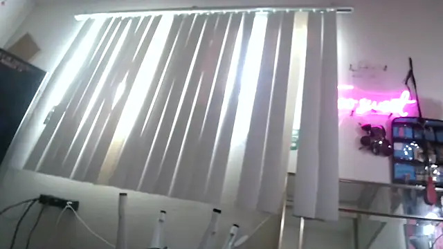 Snapshot of BeckiTooSweet chatting on January 28, 6:49 pm BeckiTooSweet online show from January 28, 6:49 pm