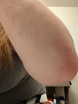 Snapshot of BeckiTooSweet chatting on February 22, 12:27 am BeckiTooSweet online show from February 22, 12:27 am