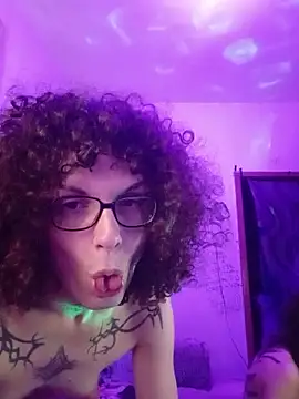 Snapshot of SuccubusTatuada chatting on February 1, 10:19 pm SuccubusTatuada online show from February 1, 10:19 pm