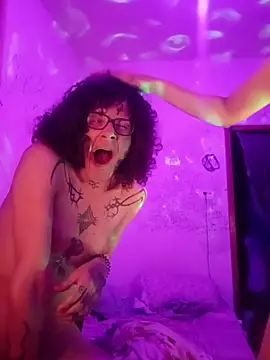 Snapshot of SuccubusTatuada chatting on February 4, 11:20 pm SuccubusTatuada online show from February 4, 11:20 pm