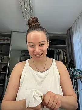 deliaroyal online show from April 3, 2:04 pm