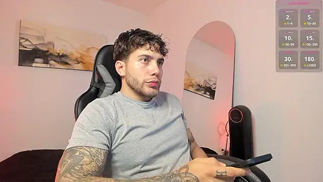 Snapshot of LucianSinclair chatting on December 3, 12:02 am LucianSinclair online show from December 3, 12:02 am