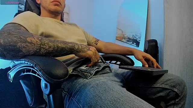 Snapshot of LucianSinclair chatting on January 16, 3:23 am LucianSinclair online show from January 16, 3:23 am