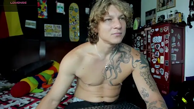 Snapshot of Tom_Krakow chatting on October 16, 3:24 pm Tom Krakow online show from October 16, 3:24 pm