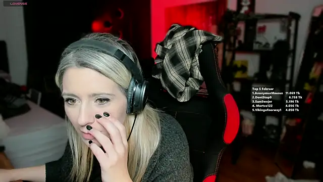 Lisaonthemoon online show from February 26, 8:54 pm