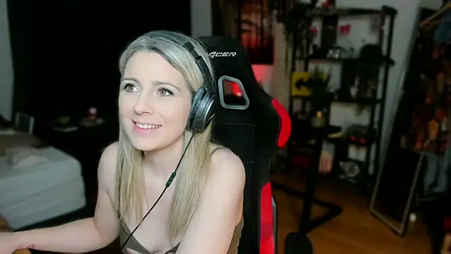 Lisaonthemoon online show from March 12, 7:59 pm