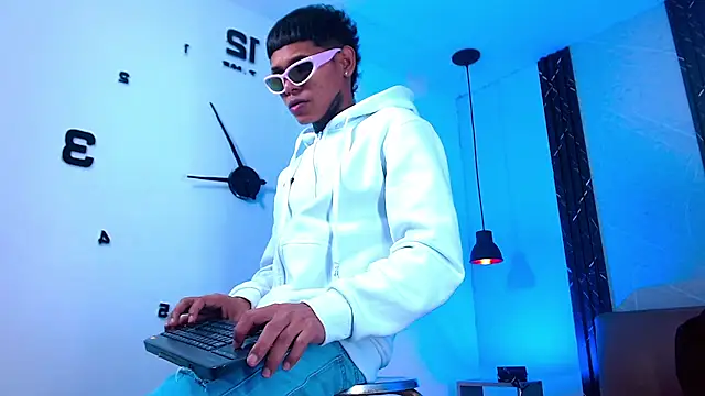 Damar fhelipe online show from November 1, 3:08 am