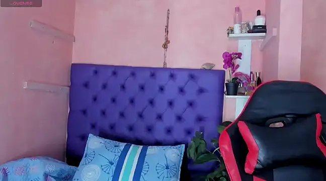 Cloeandtyfanny online show from December 15, 5:45 am