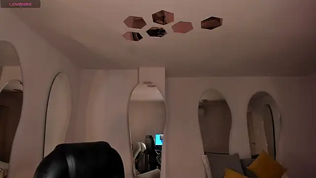 PaulinaSantos  online show from November 2, 5:15 pm