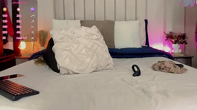 romina-brunette online show from November 25, 7:14 pm