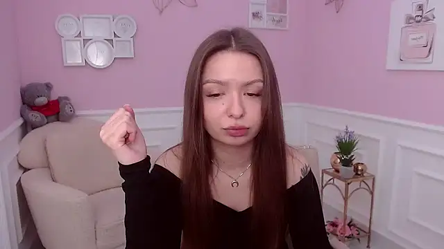 Snapshot of LucySkilar chatting on December 19, 7:29 am LucySkilar online show from December 19, 7:29 am