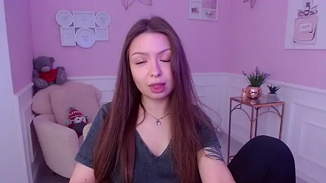 Snapshot of LucySkilar chatting on January 19, 5:37 am LucySkilar online show from January 19, 5:37 am