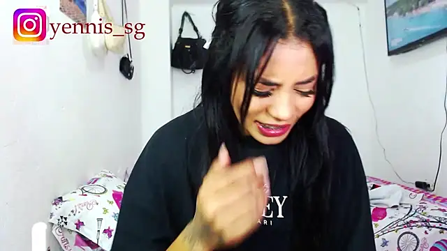 Snapshot of couple_latinasxxx chatting on March 24, 12:43 pm couple latinasxxx online show from March 24, 12:43 pm