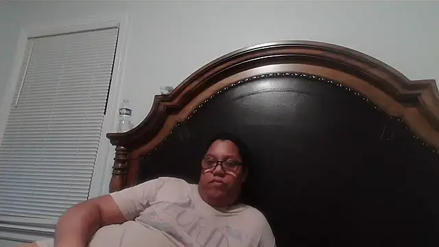 Snapshot of ebonyred chatting on February 1, 3:08 am ebonyred online show from February 1, 3:08 am