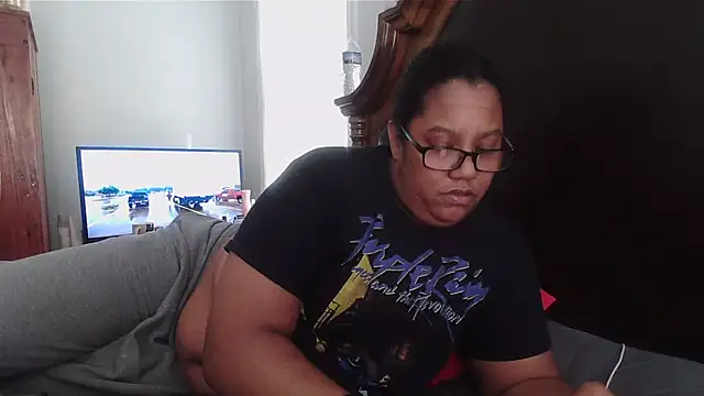 Snapshot of ebonyred chatting on February 20, 6:13 pm ebonyred online show from February 20, 6:13 pm