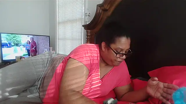 Snapshot of ebonyred chatting on March 2, 9:32 pm ebonyred online show from March 2, 9:32 pm