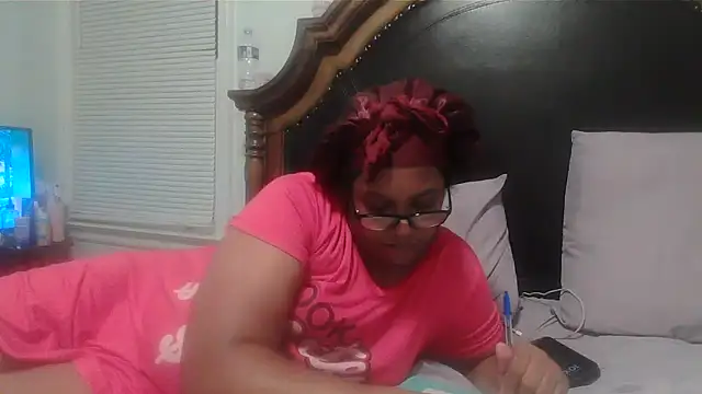 Snapshot of ebonyred chatting on October 1, 2:06 am ebonyred online show from October 1, 2:06 am