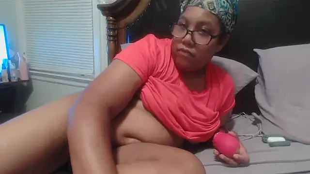 Snapshot of ebonyred chatting on October 7, 1:47 am ebonyred online show from October 7, 1:47 am