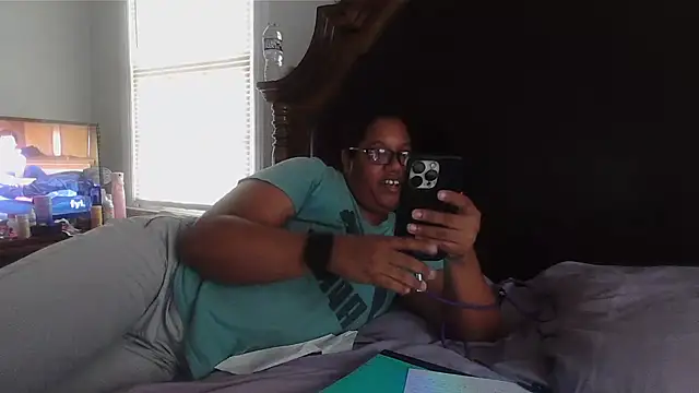 Snapshot of ebonyred chatting on October 9, 6:17 pm ebonyred online show from October 9, 6:17 pm