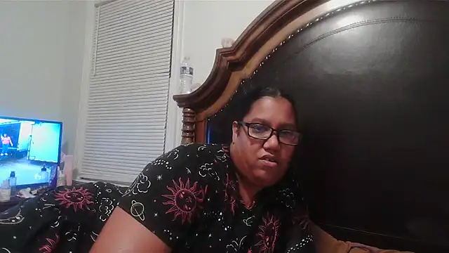 Snapshot of ebonyred chatting on October 24, 12:41 am ebonyred online show from October 24, 12:41 am