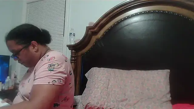 ebonyred online show from April 3, 1:36 am