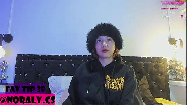 Snapshot of hey_noraly chatting on December 2, 4:07 am hey noraly online show from December 2, 4:07 am