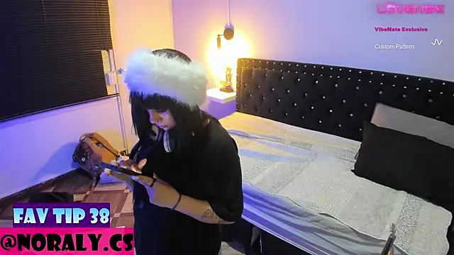 Snapshot of hey_noraly chatting on December 14, 4:07 am hey noraly online show from December 14, 4:07 am