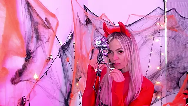 nicole valencia  online show from October 26, 10:04 pm