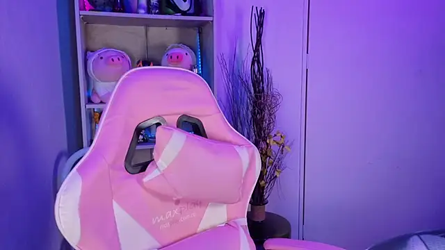 EmilyMiller  online show from December 18, 4:24 pm