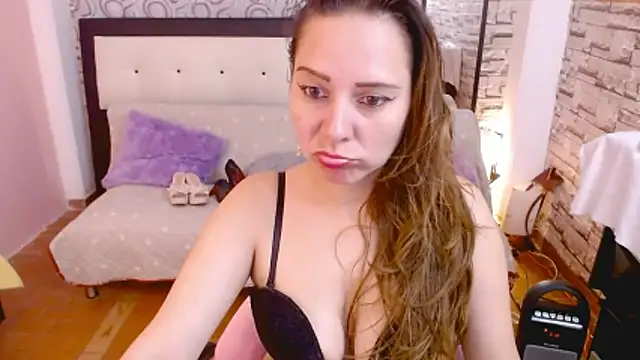 camila delarosa online show from March 13, 6:58 pm