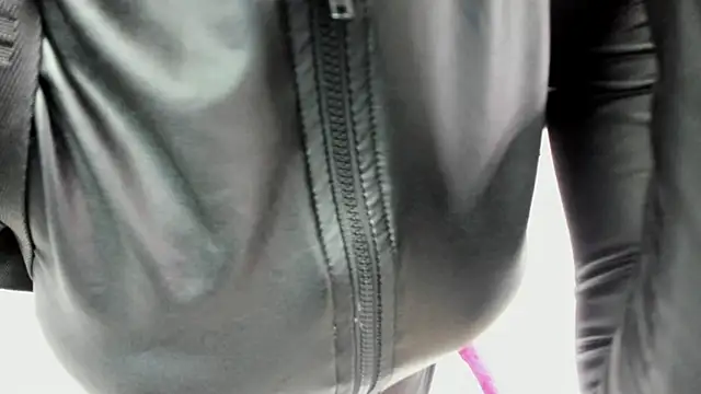 Snapshot of Miakhalifa_7 chatting on December 17, 3:34 am Miakhalifa 7 online show from December 17, 3:34 am