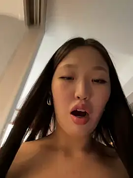 Snapshot of Aiko_Yumi chatting on December 22, 10:06 am Aiko Yumi online show from December 22, 10:06 am