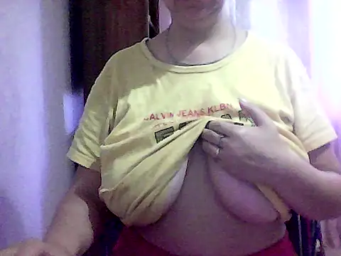 Snapshot of AnaXBerry chatting on October 3, 6:43 am AnaXBerry online show from October 3, 6:43 am