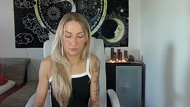 Snapshot of SexxyLiviaa chatting on September 24, 5:55 am SexxyLiviaa online show from September 24, 5:55 am