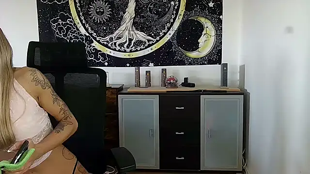 Snapshot of SexxyLiviaa chatting on April 23, 11:20 am SexxyLiviaa online show from April 23, 11:20 am
