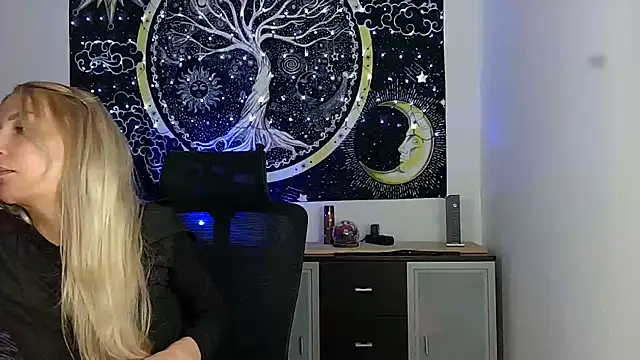 Snapshot of SexxyLiviaa chatting on April 24, 2:25 am SexxyLiviaa online show from April 24, 2:25 am